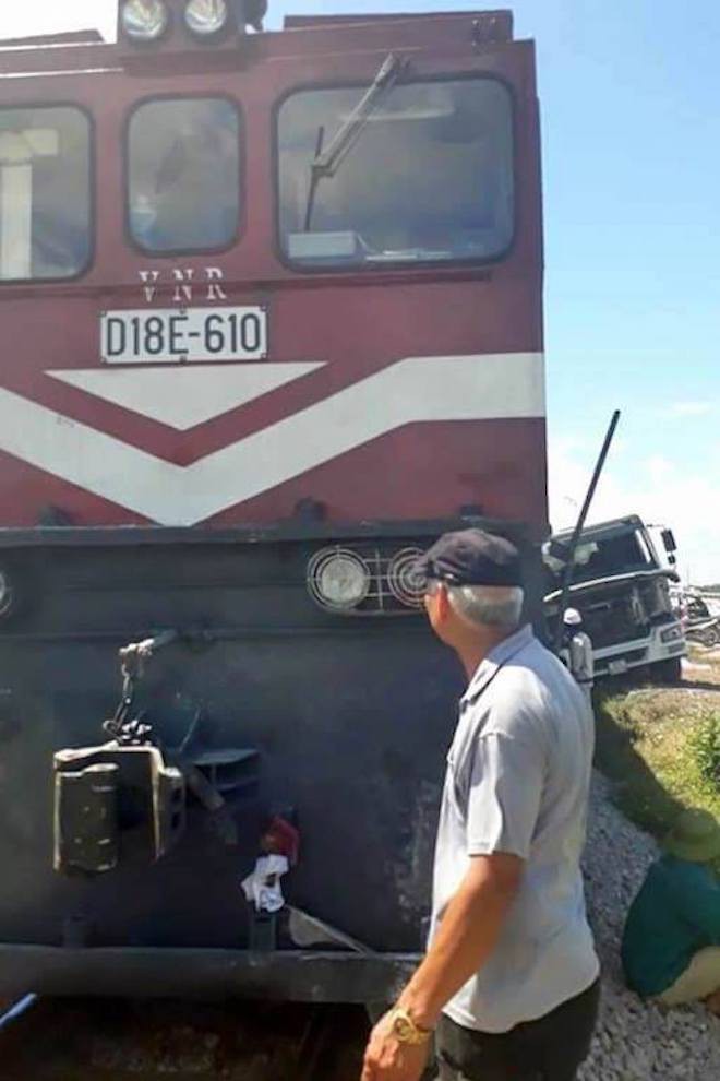 Xe tải chết máy trên đường sắt bị đoàn tàu hất văng cả chục mét - Ảnh 1.