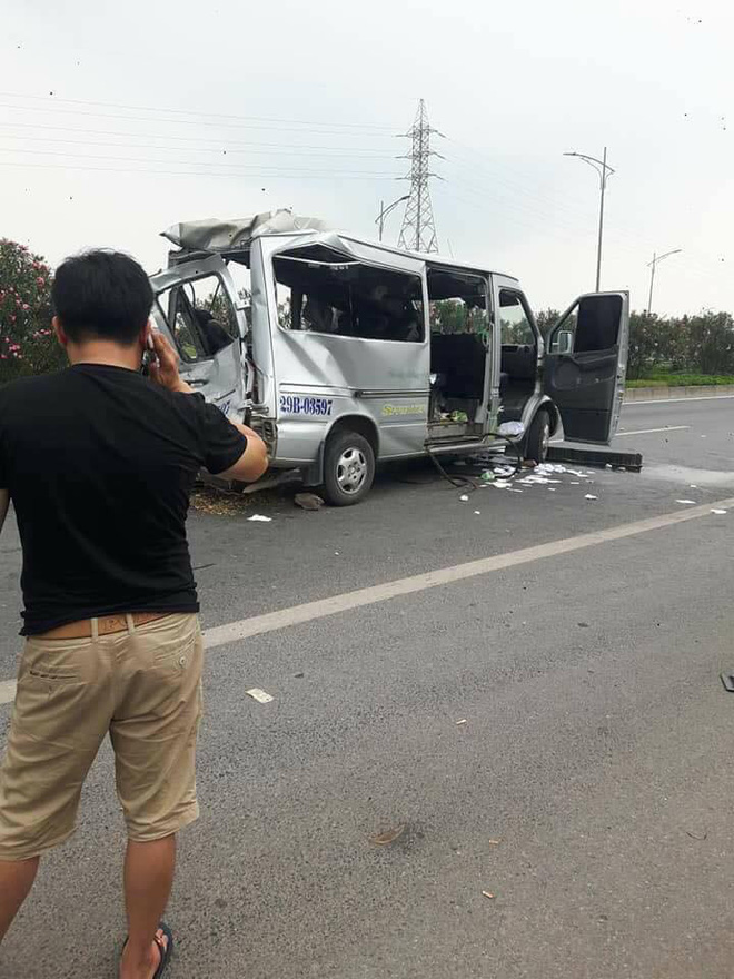 Hiện trường vụ tai nạn xe tải đâm xe khách ở Bắc Giang. 