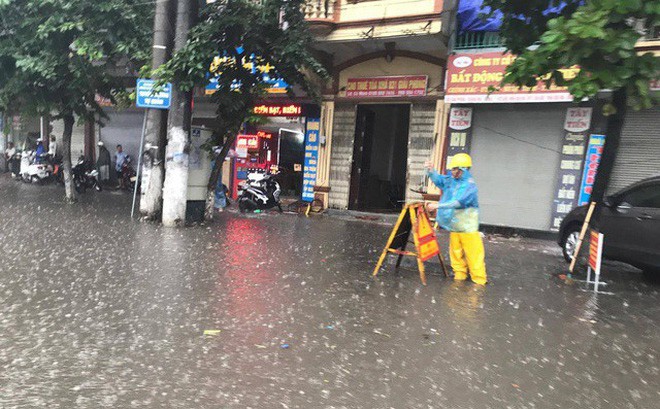 Hà Nội đang mưa lớn, nhiều tuyến phố ngập sâu - Ảnh 10.