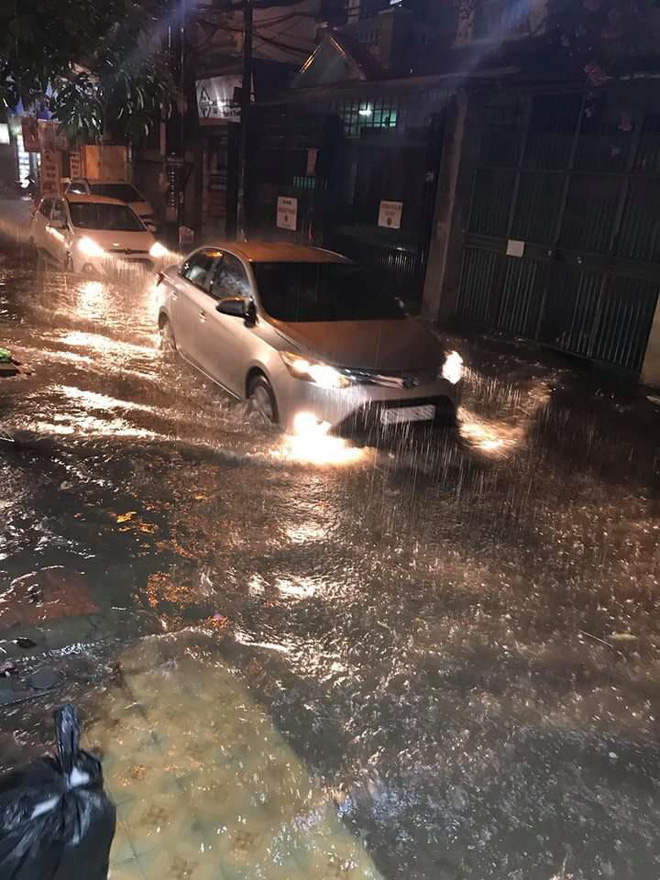 Hà Nội đang mưa lớn, nhiều tuyến phố ngập sâu - Ảnh 4.