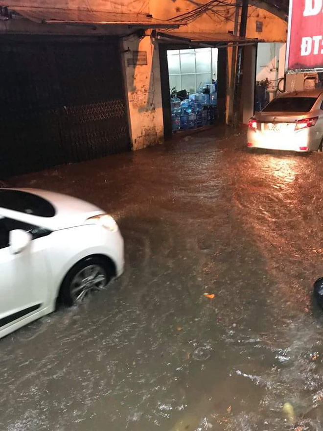 Hà Nội đang mưa lớn, nhiều tuyến phố ngập sâu - Ảnh 6.