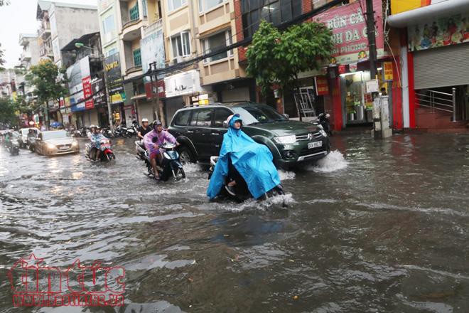 Hà Nội đang mưa lớn, nhiều tuyến phố ngập sâu - Ảnh 8.