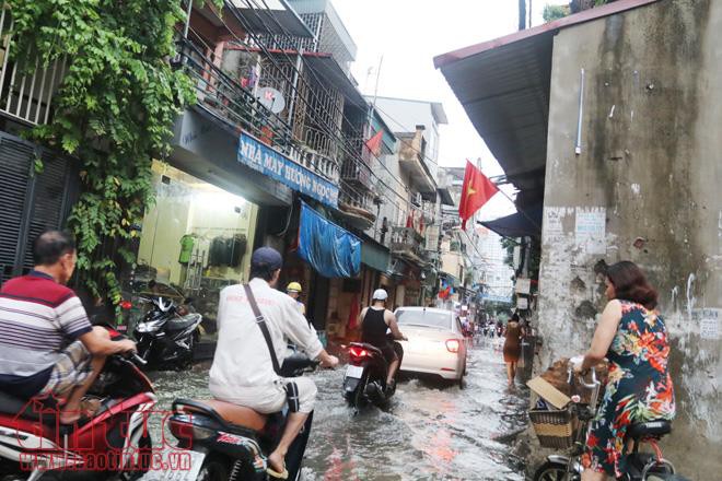 Hà Nội đang mưa lớn, nhiều tuyến phố ngập sâu - Ảnh 9.