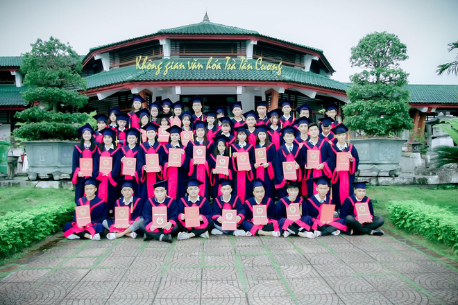 Bị nhóm học sinh lớp 12 phàn nàn khi nhận bộ ảnh Bị nhóm học sinh lớp 12 phàn nàn khi nhận bộ ảnh
