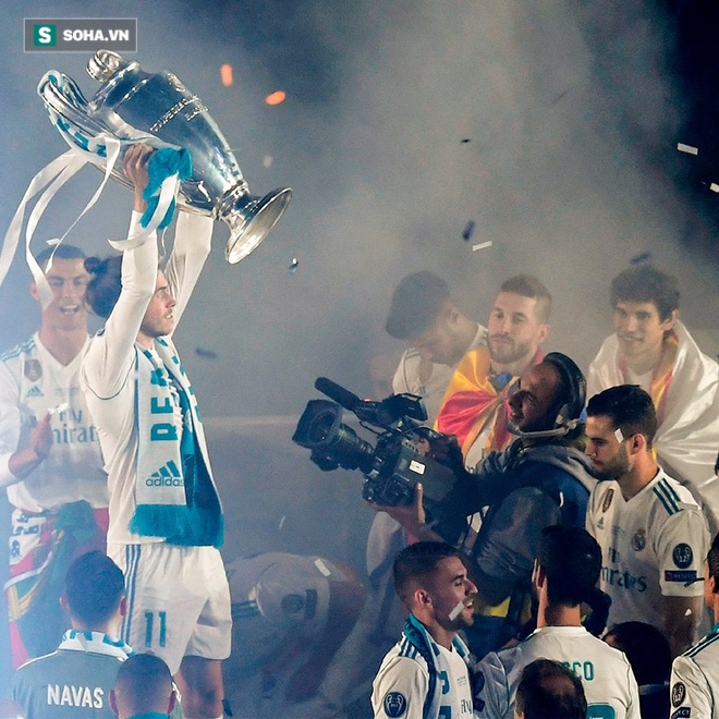 Ronaldo hớn hở khoe cúp, Gareth Bale lặng lẽ suy tư trong lễ mừng công của Real Madrid - Ảnh 9.