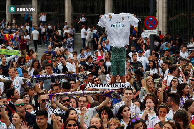 Ronaldo hớn hở khoe cúp, Gareth Bale lặng lẽ suy tư trong lễ mừng công của Real Madrid - Ảnh 6.