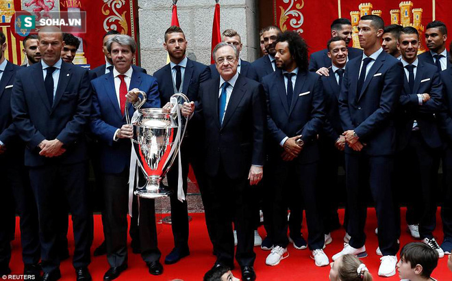 Ronaldo hớn hở khoe cúp, Gareth Bale lặng lẽ suy tư trong lễ mừng công của Real Madrid - Ảnh 2.