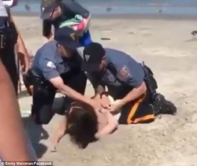 Mỹ: Cảnh sát liên tục đấm một người phụ nữ trên bãi biển gây phẫn nộ cộng đồng mạng - Ảnh 2.