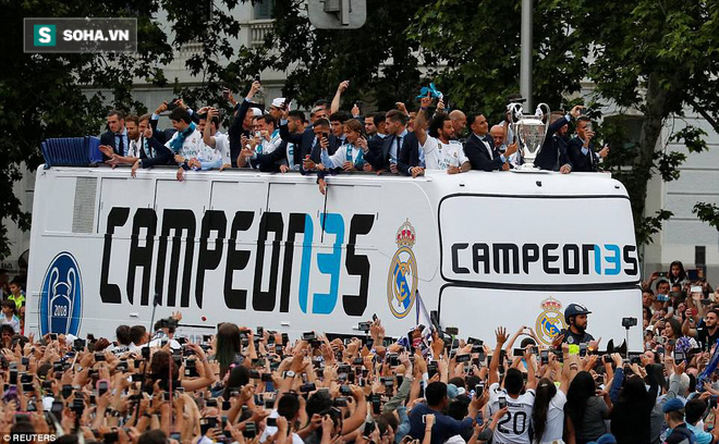Ronaldo hớn hở khoe cúp, Gareth Bale lặng lẽ suy tư trong lễ mừng công của Real Madrid - Ảnh 7.