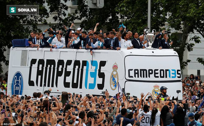 Ronaldo hớn hở khoe cúp, Gareth Bale lặng lẽ suy tư trong lễ mừng công của Real Madrid - Ảnh 7. Ronaldo hớn hở khoe cúp, Gareth Bale lặng lẽ suy tư trong lễ mừng công của Real Madrid 7