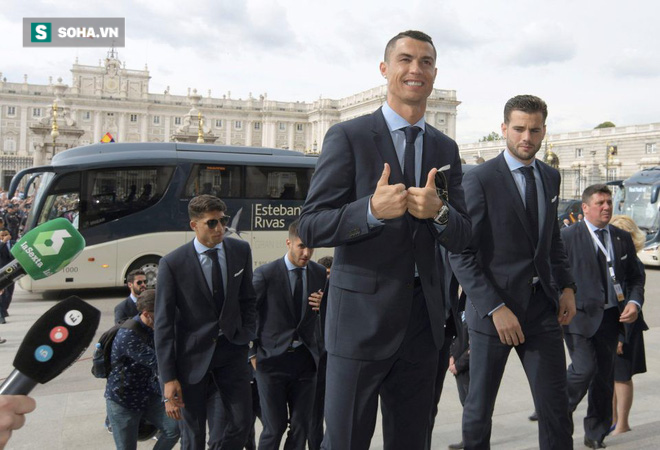 Ronaldo hớn hở khoe cúp, Gareth Bale lặng lẽ suy tư trong lễ mừng công của Real Madrid - Ảnh 1.