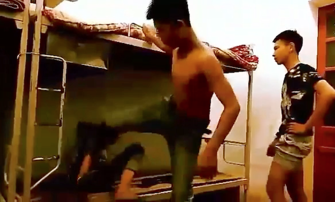 Xôn xao clip 3 nam sinh đánh đập bạn dã man ngay trong ký túc xá trường - Ảnh 3. Xôn xao clip 3 nam sinh đánh đập bạn dã man ngay trong ký túc xá trường 2