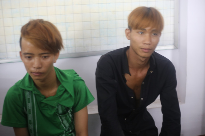 Thưởng nóng 3 nhân viên ngân hàng tham gia bắt 2 tên giật iPhone ở Sài Gòn - Ảnh 1.