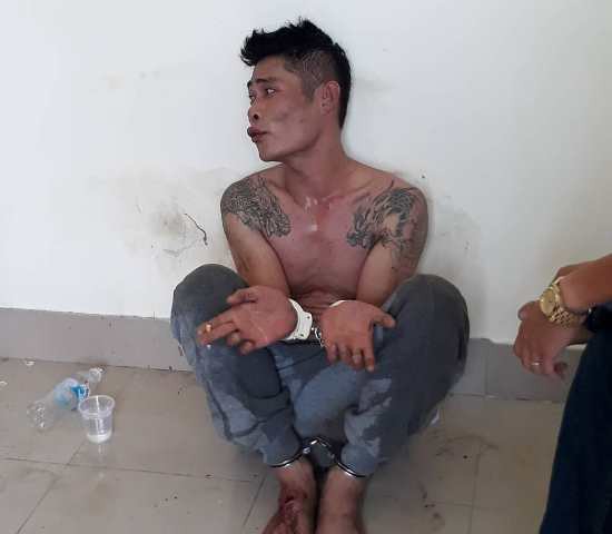 Nữ nhân viên nhà máy nước bị kẻ ngáo đá kề kéo vào cổ kể lại giây phút kinh hoàng 1 Nữ nhân viên nhà máy nước bị kẻ ngáo đá kề kéo vào cổ kể lại giây phút kinh hoàng 1