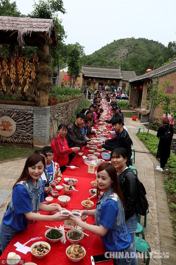 Hoa mắt chóng mặt với bữa tiệc ăn mừng gồm hơn 100 cặp sinh đôi tại Trung Quốc - Ảnh 3.