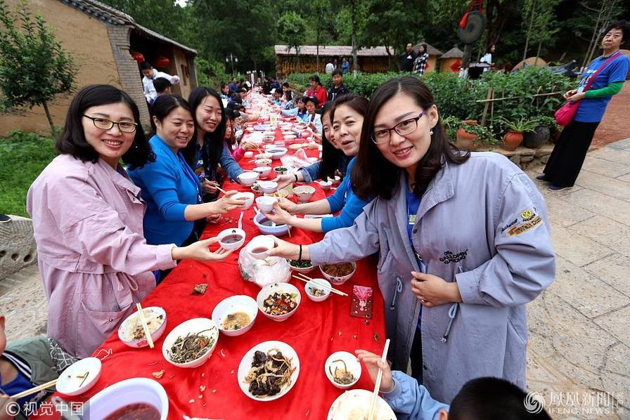 Hoa mắt chóng mặt với bữa tiệc ăn mừng gồm hơn 100 cặp sinh đôi tại Trung Quốc - Ảnh 4.