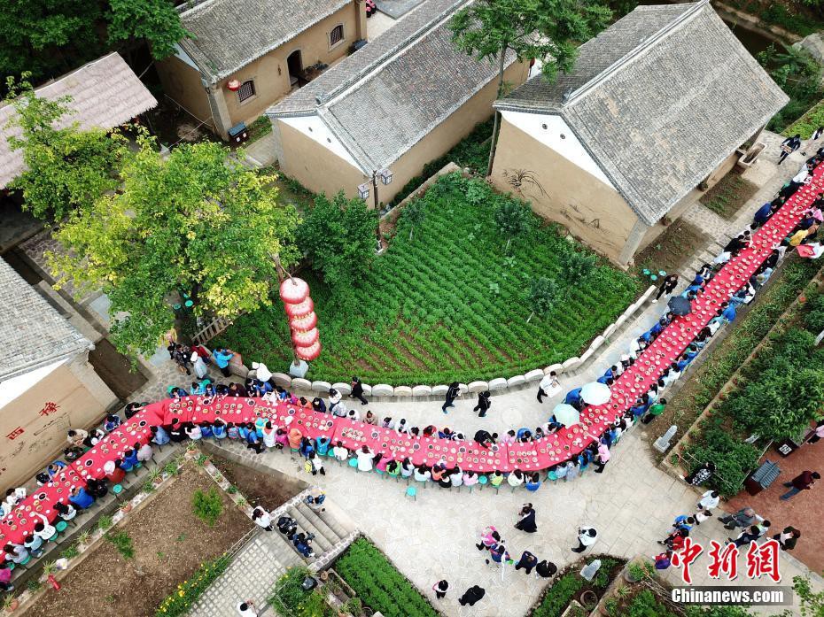 Hoa mắt chóng mặt với bữa tiệc ăn mừng gồm hơn 100 cặp sinh đôi tại Trung Quốc - Ảnh 8.