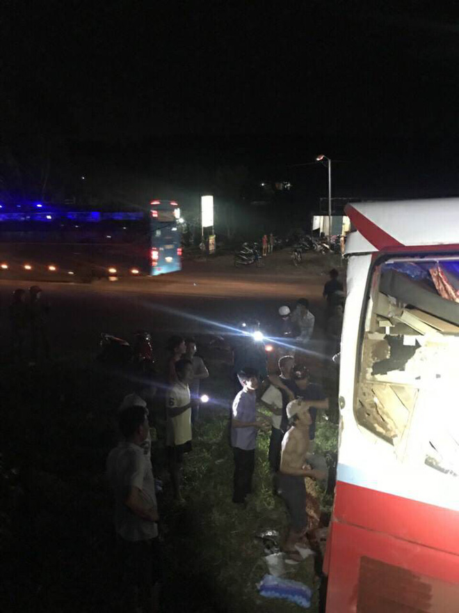Xe container tông vào đuôi ô tô khách, 10 người bị thương nặng - Ảnh 1.
