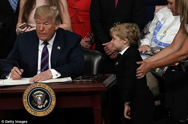 Cậu bé kiên nhẫn chờ để được ôm tổng thống Donald Trump trở thành ngôi sao sáng trên MXH Mỹ vì quá đáng yêu - Ảnh 1.