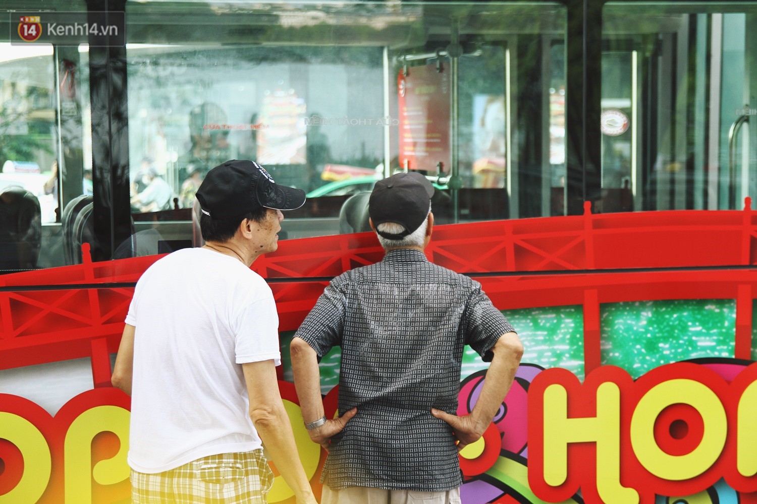 Trải nghiệm xe buýt 2 tầng mui trần ngắm Thủ đô Hà Nội từ trên cao: 300.000 đồng cho một vé liệu có đáng? - Ảnh 2.