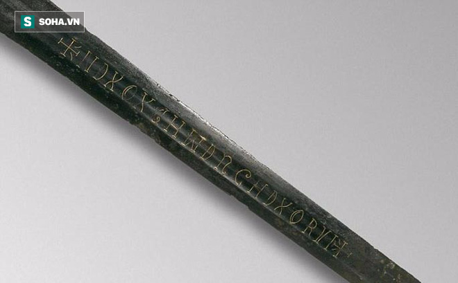 Bí ẩn chưa thể giải mã về 18 chữ cái trên thanh kiếm Trung cổ 800 năm tuổi - Ảnh 3.