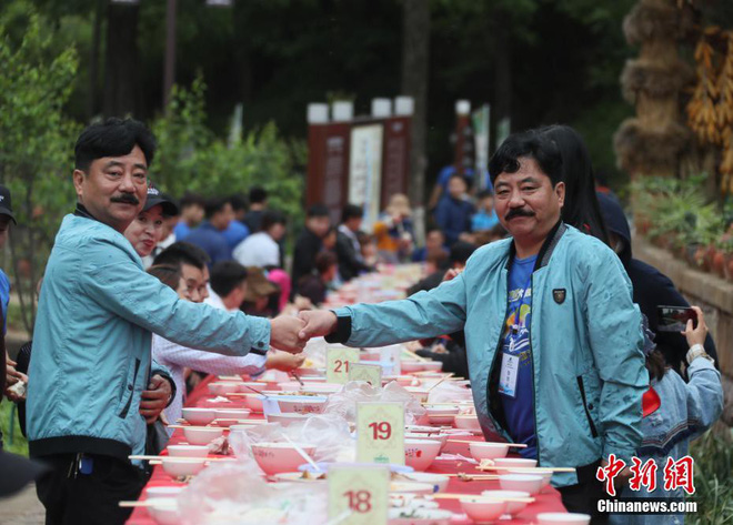 Hoa mắt chóng mặt với bữa tiệc ăn mừng gồm hơn 100 cặp sinh đôi tại Trung Quốc - Ảnh 6.