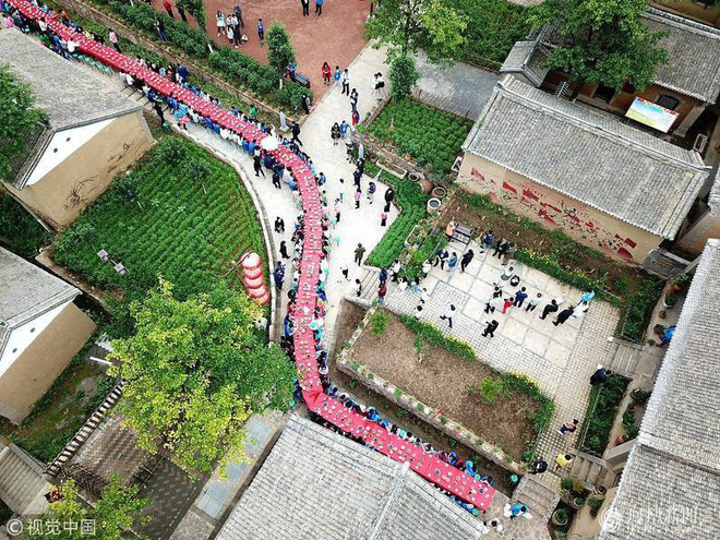 Hoa mắt chóng mặt với bữa tiệc ăn mừng gồm hơn 100 cặp sinh đôi tại Trung Quốc - Ảnh 8.