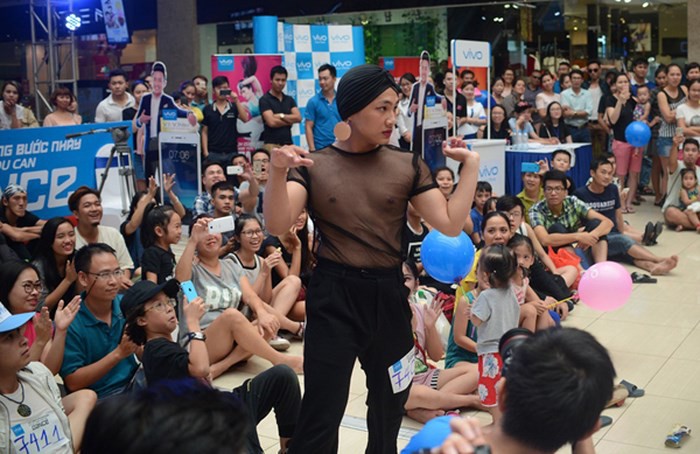 Tại Việt Nam, vòng casting của các TV Show thường kiêm luôn chức năng của lễ hội... mặc dị 16