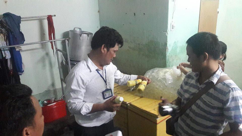 Phát hiện hàng trăm chai sữa bắp không đảm bảo vệ sinh sắp được bán ra thị trường ở Đà Nẵng - Ảnh 1.