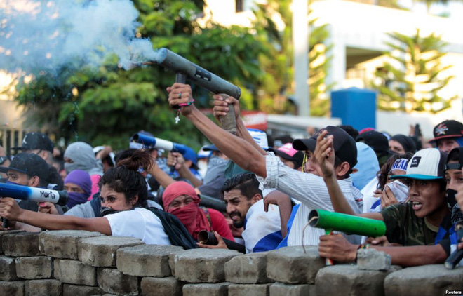 24h qua ảnh: Đụng độ với cảnh sát, người biểu tình Nicaragua bắn đạn cối tự chế - Ảnh 10.