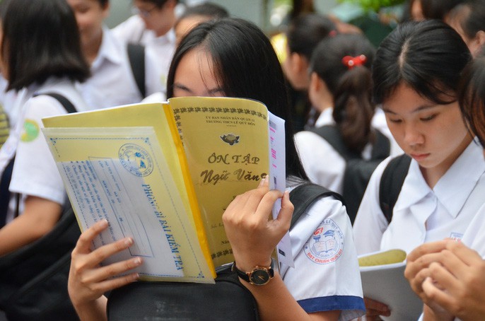 Gần 90.000 thí sinh bước vào môn thi đầu tiên trong kỳ thi tuyển sinh vào lớp 10 tại TP HCM: Thí sinh căng thẳng vừa nghe quy chế vừa ôn lại bài - Ảnh 5. Gần 90.000 thí sinh bước vào môn thi đầu tiên trong kỳ thi tuyển sinh vào lớp 10 tại TP HCM: Thí sinh căng thẳng vừa nghe quy chế vừa ôn lại bài 5