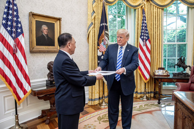 Ông Trump nhận được một lá thư khổng lồ từ ông Kim Jong Un - Ảnh 1.