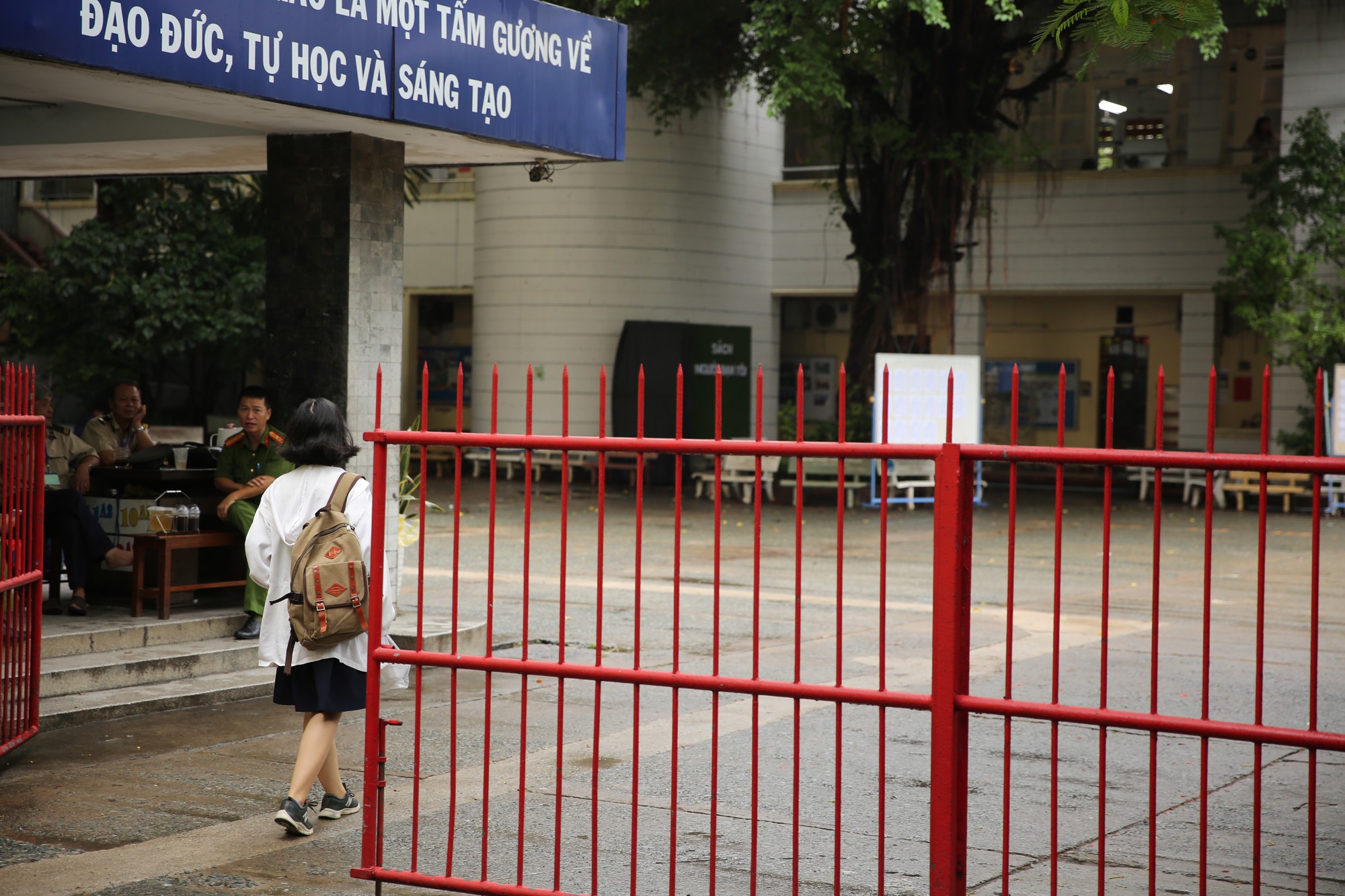 Gần 90.000 thí sinh bước vào môn thi đầu tiên trong kỳ thi tuyển sinh vào lớp 10 tại TP HCM: Thí sinh căng thẳng vừa nghe quy chế vừa ôn lại bài - Ảnh 9. Gần 90.000 thí sinh bước vào môn thi đầu tiên trong kỳ thi tuyển sinh vào lớp 10 tại TP HCM: Thí sinh căng thẳng vừa nghe quy chế vừa ôn lại bài 9
