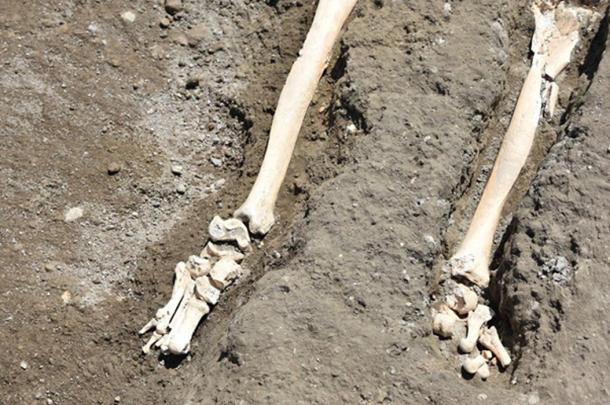 Khai quật bộ xương người mất đầu, tiết lộ thảm họa kinh hoàng bậc nhất ở châu Âu! - Ảnh 1.