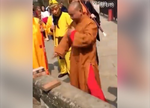 Võ sư Thiếu Lâm thi triển màn Nhất dương chỉ “gây bão” tại Trung Quốc 1