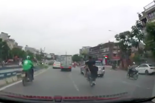 Hà Nội: Hai thanh niên biểu diễn bốc đầu xe máy va chạm với xe tải rồi đâm thẳng dải phân cách - Ảnh 2. Hà Nội: Hai thanh niên biểu diễn bốc đầu xe máy va chạm với xe tải rồi đâm thẳng dải phân cách 1