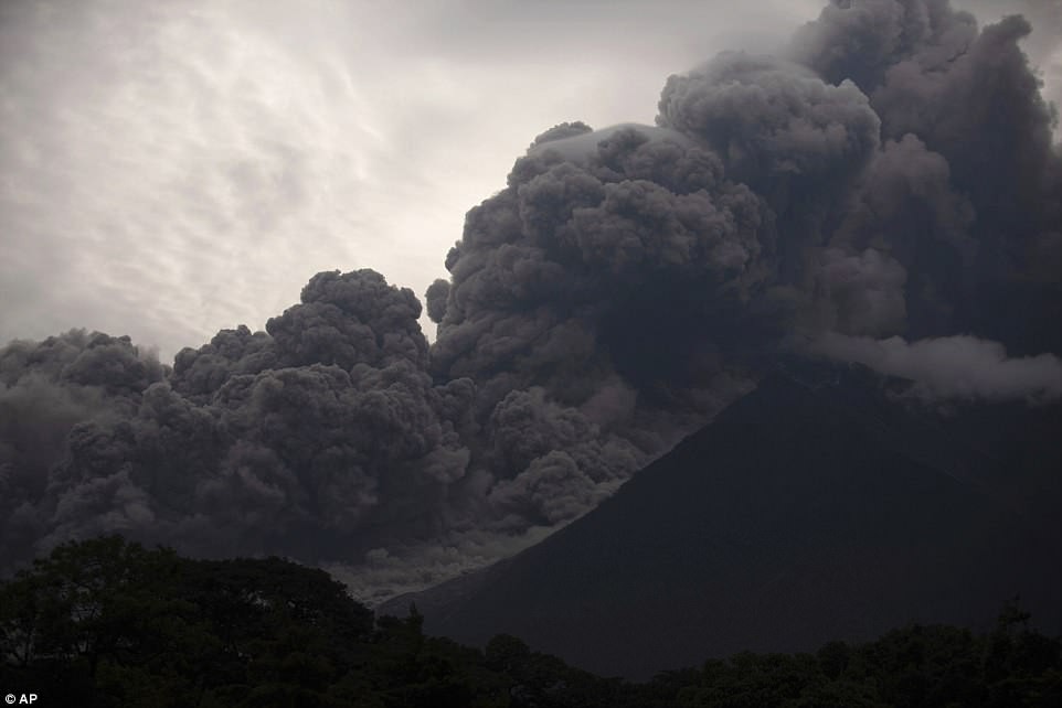 Clip: Kinh hoàng cảnh tro bụi núi lửa nuốt chửng toàn bộ bầu trời Guatemala - Ảnh 3.