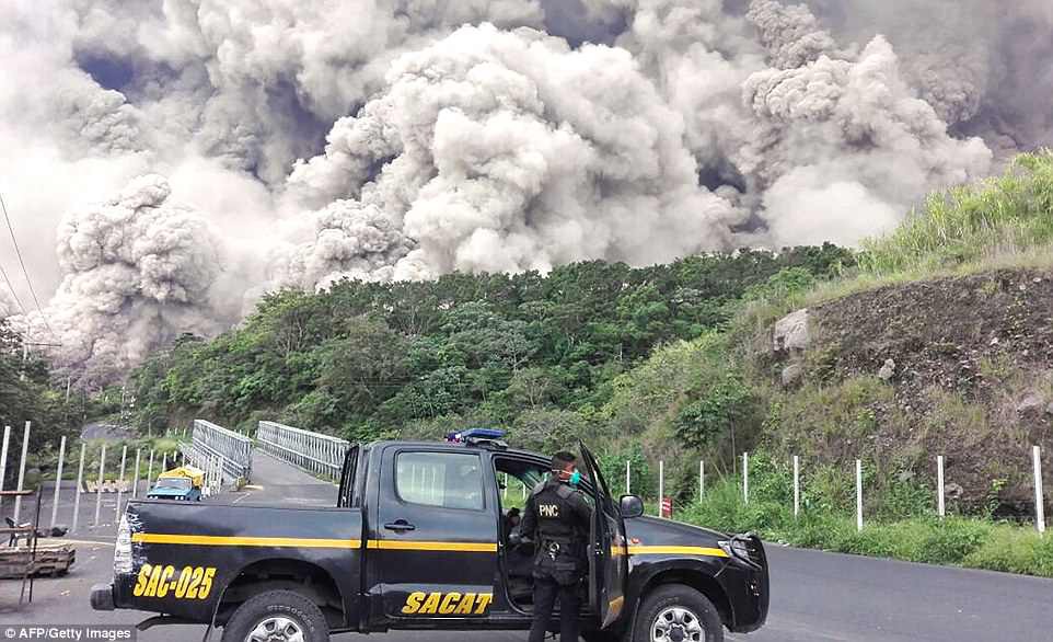Clip: Kinh hoàng cảnh tro bụi núi lửa nuốt chửng toàn bộ bầu trời Guatemala - Ảnh 2.