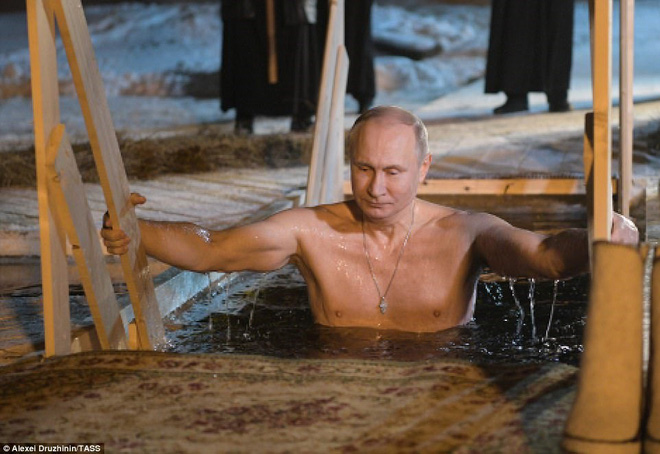 Tổng thống Putin thổ lộ về những bức ảnh bán nuy gây bão - Ảnh 1.