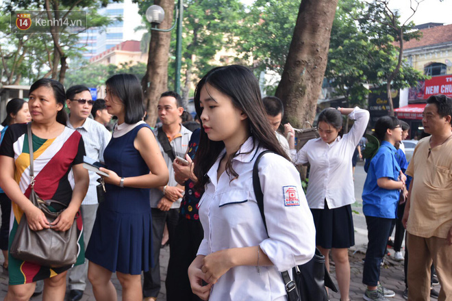 Ngày đầu tiên tuyển sinh lớp 10 tại Hà Nội: Học sinh và phụ huynh căng thẳng vì kỳ thi được đánh giá khó hơn cả thi đại học - Ảnh 16.