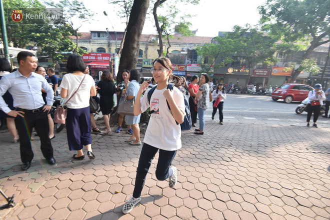 Ngày đầu tiên tuyển sinh lớp 10 tại Hà Nội: Học sinh và phụ huynh căng thẳng vì kỳ thi được đánh giá khó hơn cả thi đại học - Ảnh 19.