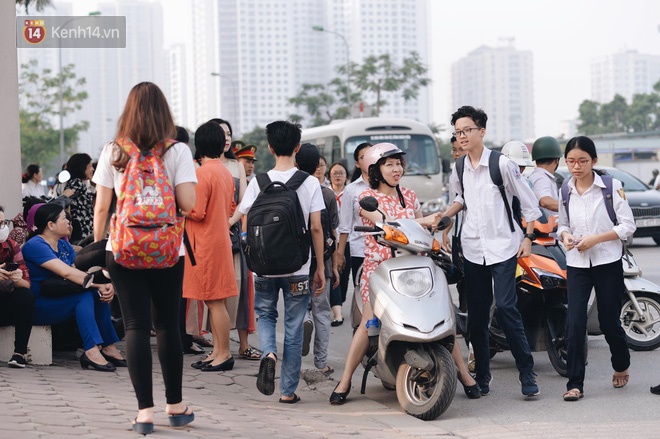 Ngày đầu tiên tuyển sinh lớp 10 tại Hà Nội: Học sinh và phụ huynh căng thẳng vì kỳ thi được đánh giá khó hơn cả thi đại học - Ảnh 21.