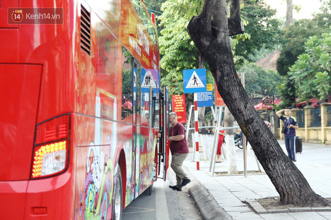 Sau một tuần lăn bánh, xe buýt mui trần giá vé 300 nghìn đồng/4 tiếng đìu hiu khách ở Hà Nội - Ảnh 7.