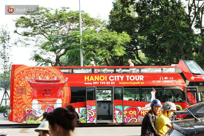 Sau một tuần lăn bánh, xe buýt mui trần giá vé 300 nghìn đồng/4 tiếng đìu hiu khách ở Hà Nội - Ảnh 3.