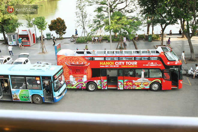 Sau một tuần lăn bánh, xe buýt mui trần giá vé 300 nghìn đồng/4 tiếng đìu hiu khách ở Hà Nội - Ảnh 2.