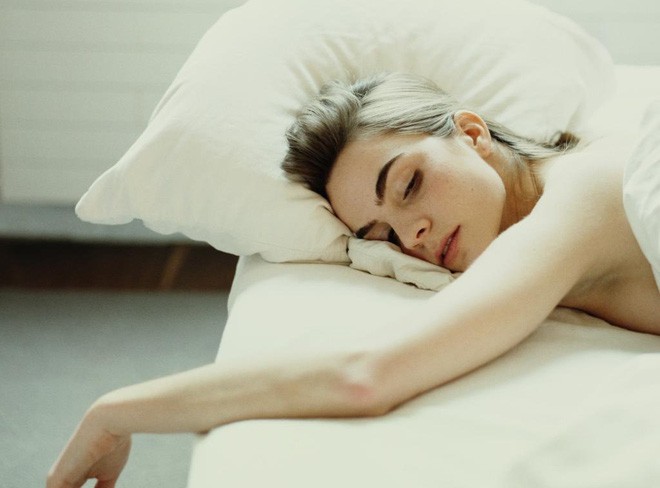 Ngưng nằm sấp khi ngủ nếu không muốn gặp phải những vấn đề sức khỏe nghiêm trọng - Ảnh 3.