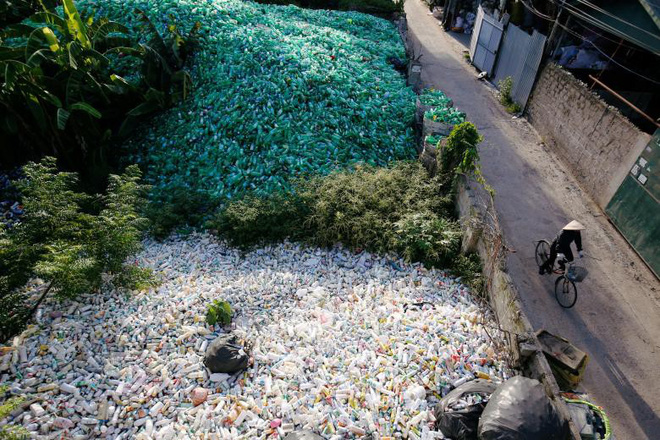 24h qua ảnh: Khung cảnh tại làng chuyên tái chế rác ở Hà Nội - Ảnh 3.