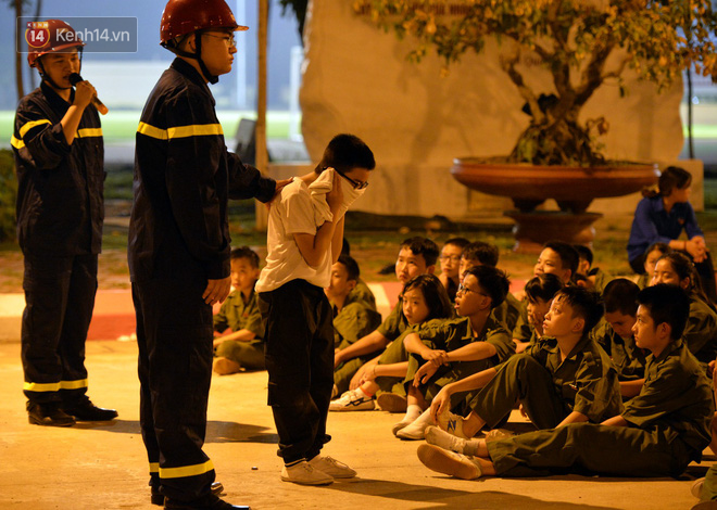 Cận cảnh một buổi học phòng chống cháy nổ của các chiến sĩ công an nhí - Ảnh 2.