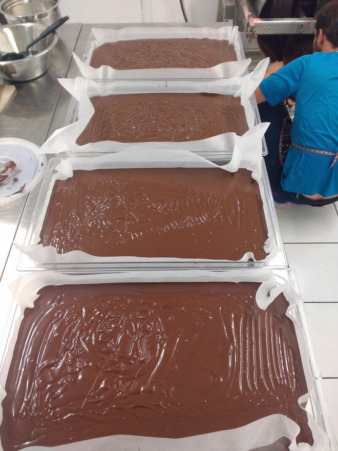 Hành trình biến hạt ca cao thành món chocolate vạn người mê qua lời kể của người thợ lành nghề - Ảnh 16.