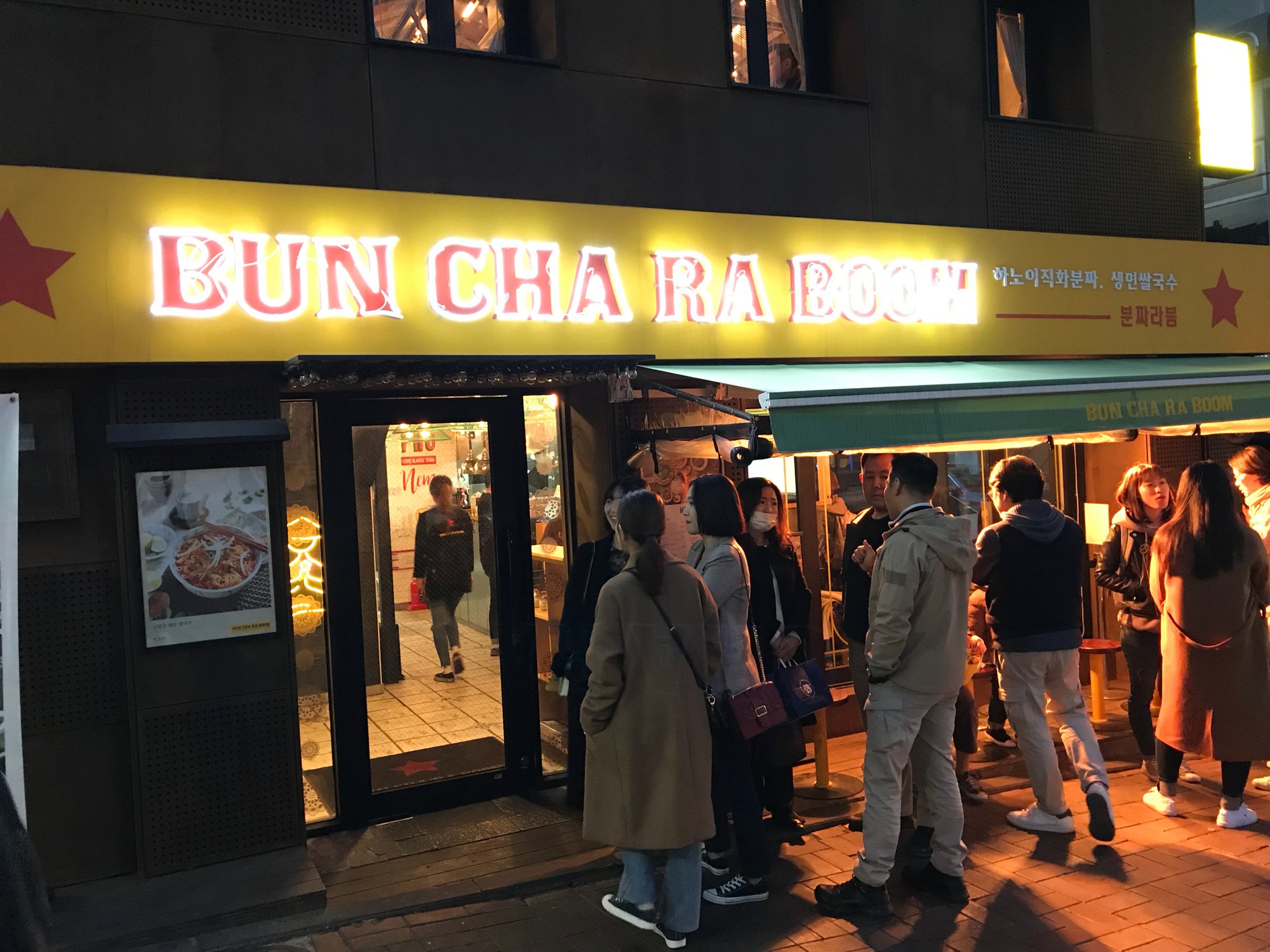 Nhà hàng Việt giữa lòng Seoul nổi tiếng đến nỗi muốn ăn phải xếp hàng tận 20 phút - Ảnh 6. Nhà hàng Việt giữa lòng Seoul nổi tiếng đến nỗi muốn ăn phải xếp hàng tận 20 phút 11